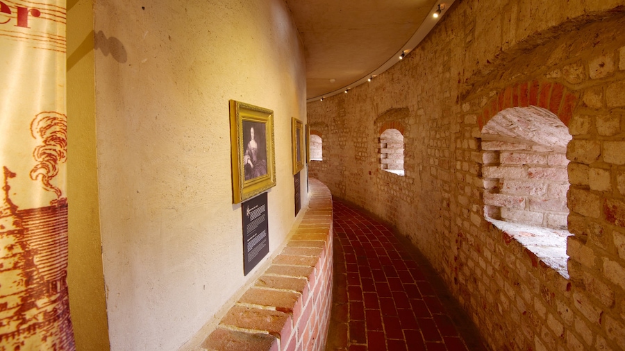 Malmohus ofreciendo arte, elementos del patrimonio y vistas interiores