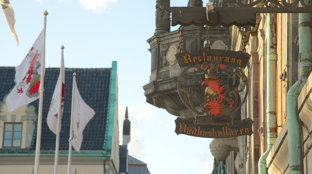 Stadhuis van Malmo inclusief bewegwijzering, historische architectuur en een bar