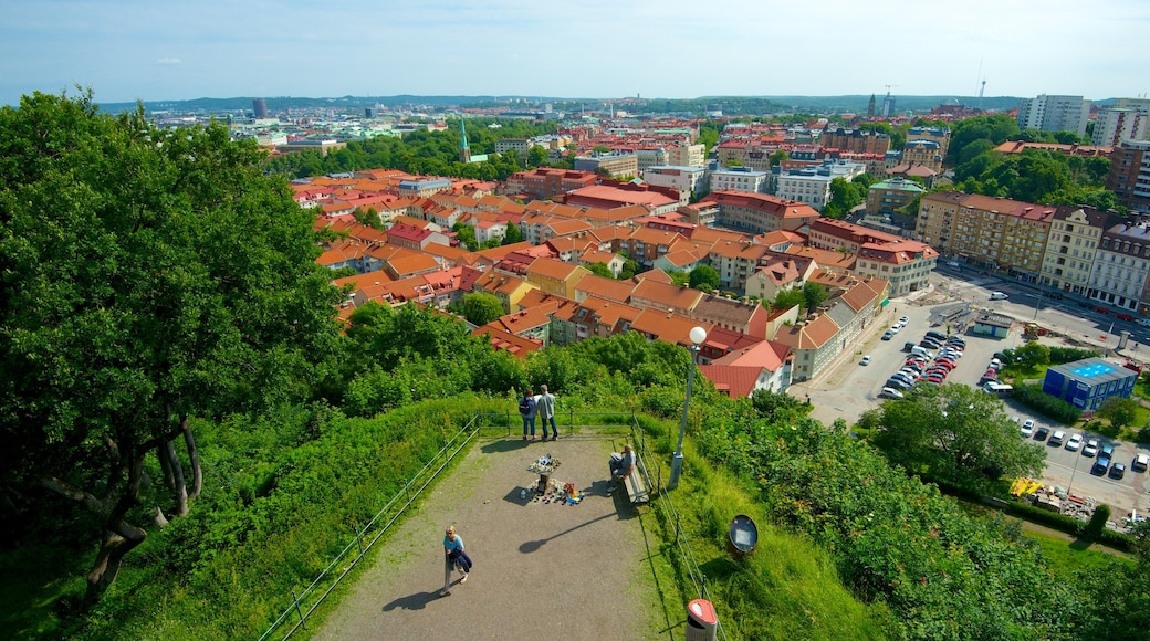 Skansen Kronan som visar en trädgård, utsikter och en stad