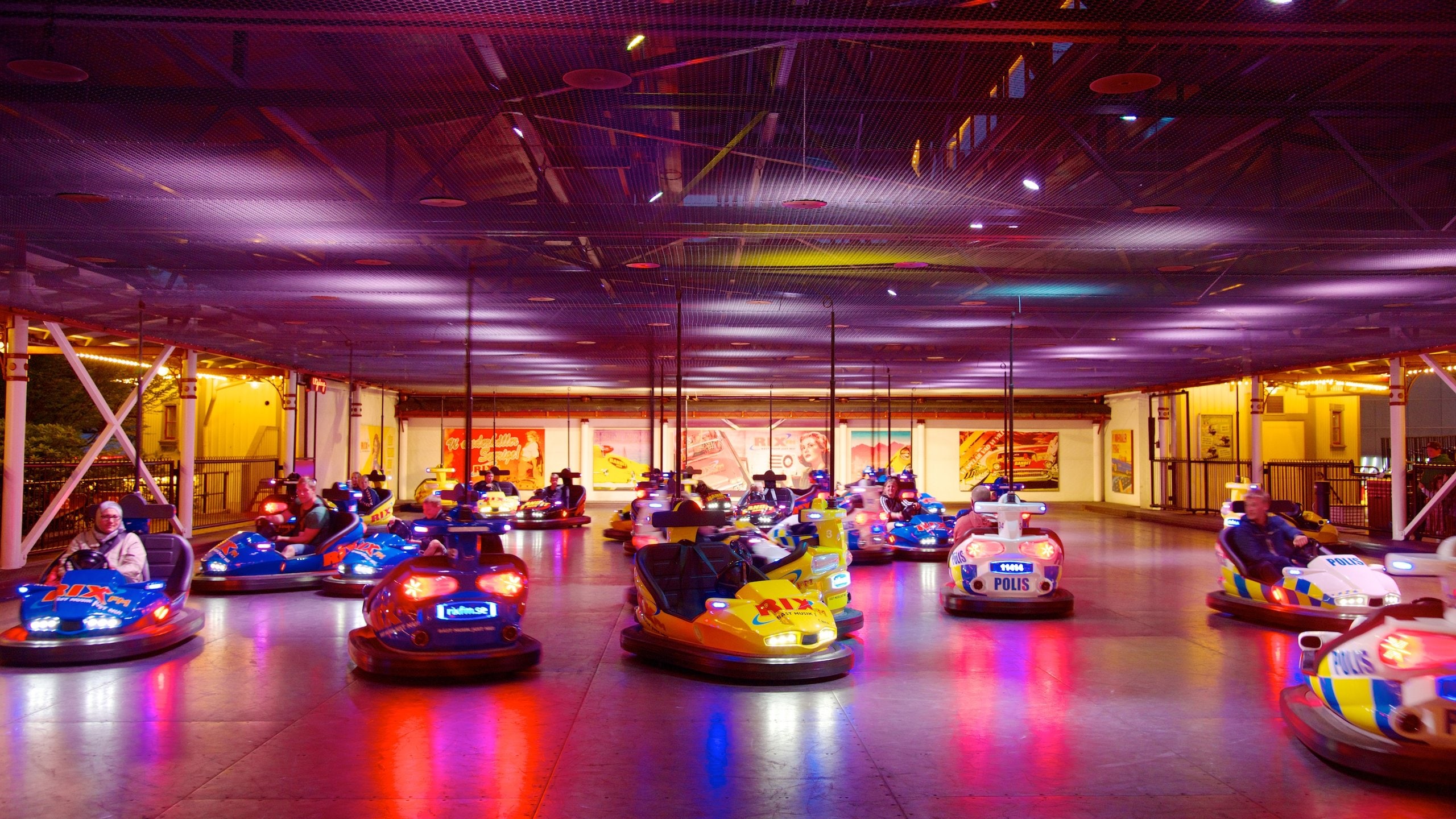 Liseberg 놀이 공원 을 보여주는 실내 전경, 야경 과 탈것