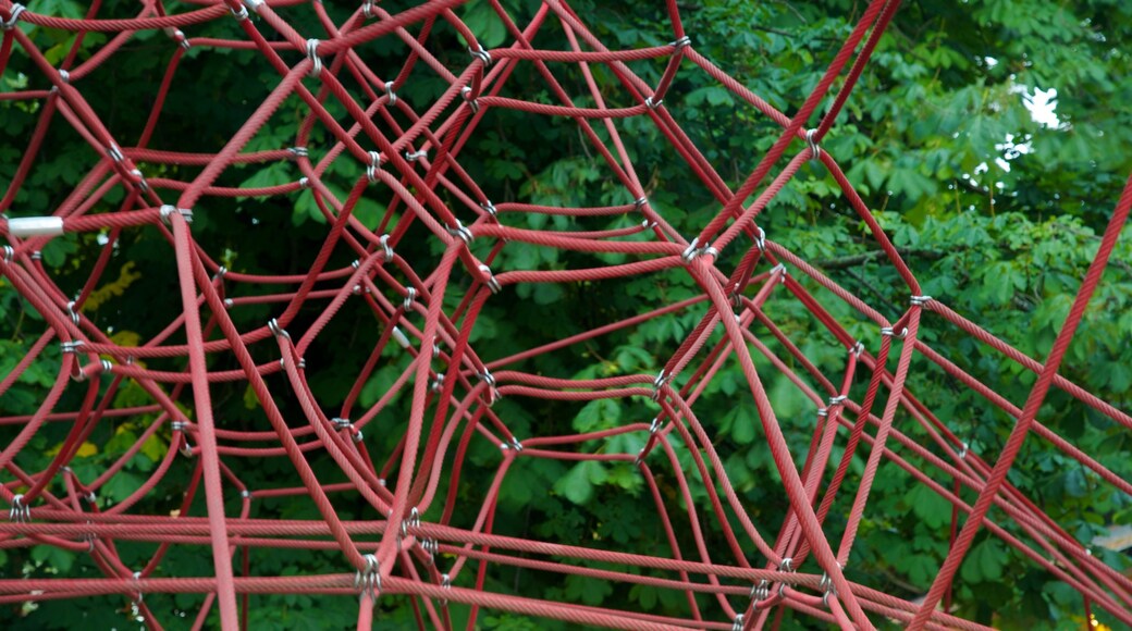 Folkets Park welches beinhaltet Spielplatz und Garten