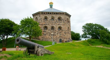 Skansen Kronan montrant articles militaires, château et patrimoine architectural