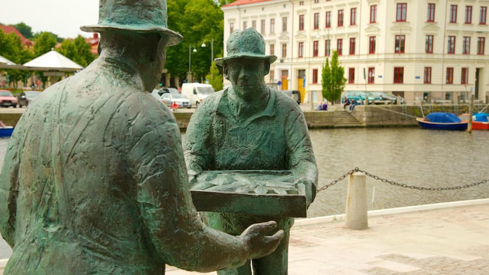 Mercato ittico mostrando statua o scultura e fiume o ruscello
