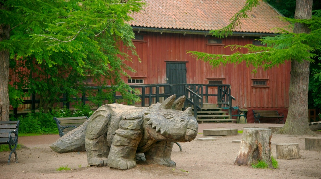 Botanische tuinen toont een standbeeld of beeldhouwwerk en een tuin