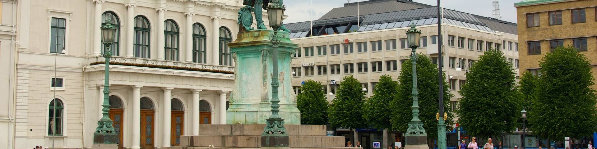 Gustav Adolf Square showing a city, a monument and a square or plaza