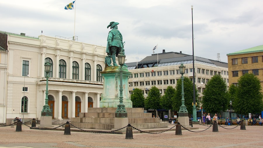 Gustav Adolf Square som visar en administrativ byggnad, ett monument och en stad