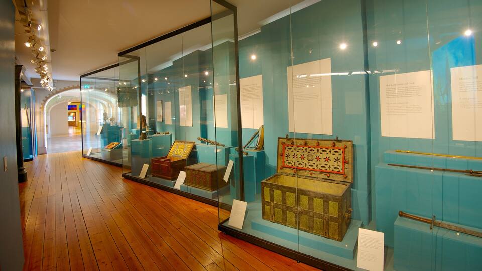 Museo de la ciudad que incluye vistas interiores