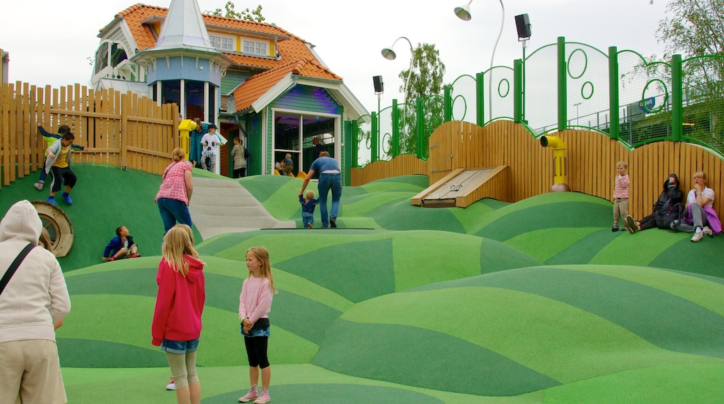 Parque de Diversões Liseberg mostrando um parquinho e passeios