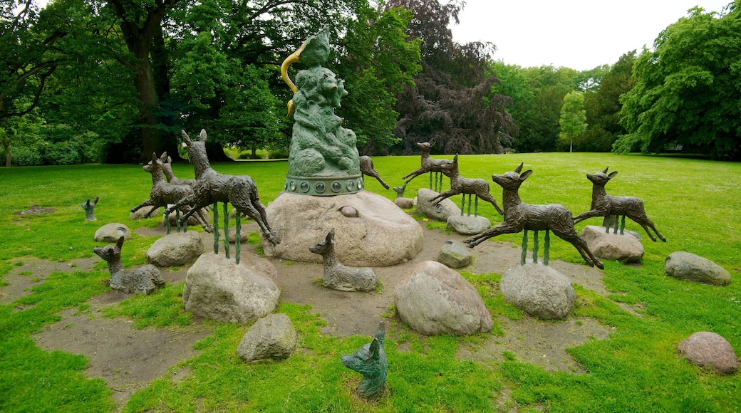 Slottsparken mostrando una estatua o escultura, arte al aire libre y un parque