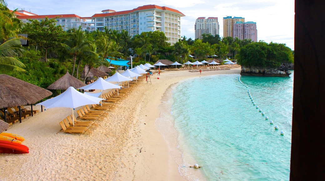 Cebú ofreciendo un hotel o resort de lujo, una playa y escenas tropicales