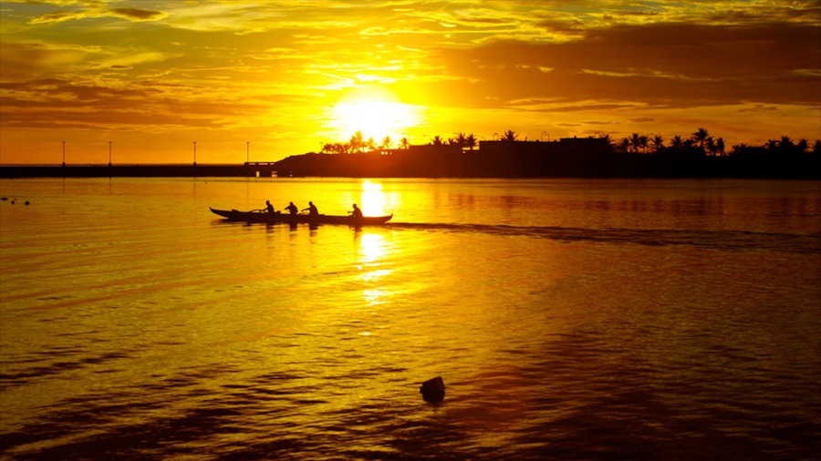 Guam có tính năng hoàng hôn, cảnh bờ biển và chèo thuyền kayak