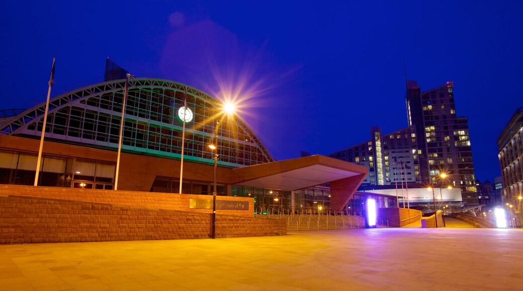 Manchester ofreciendo una plaza, escenas de noche y una ciudad