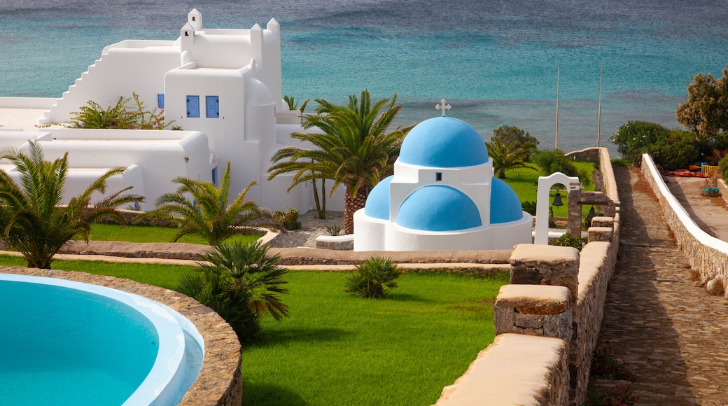 Isla Mykonos ofreciendo vistas generales de la costa, una iglesia o catedral y arquitectura moderna