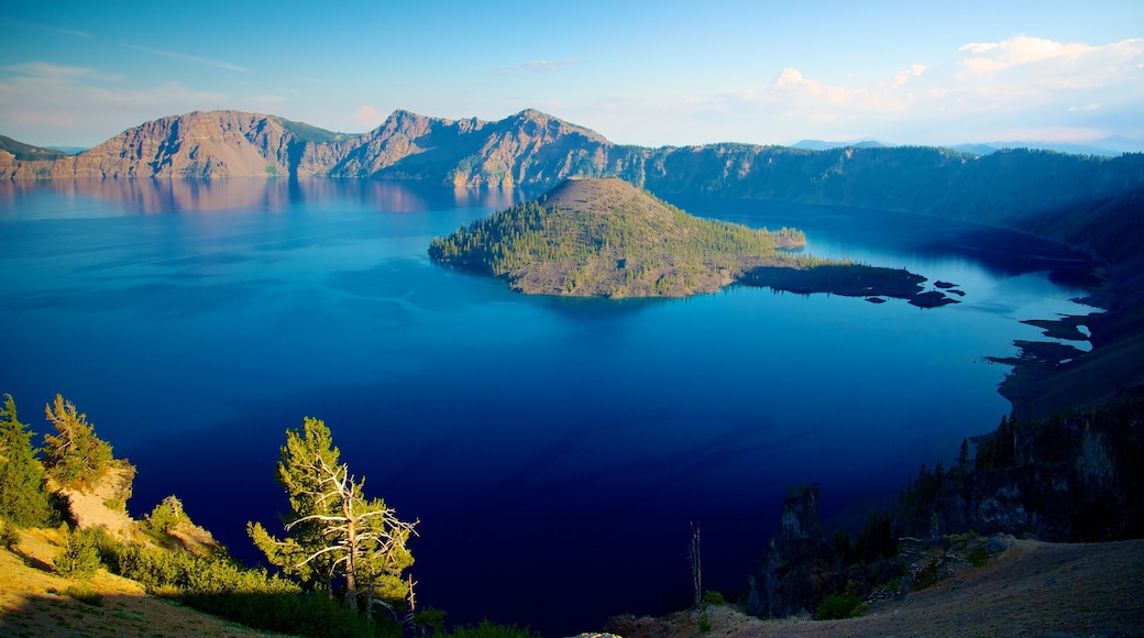 Parque Nacional Lago del Cráter mostrando vista a una isla, montañas y vista panorámica