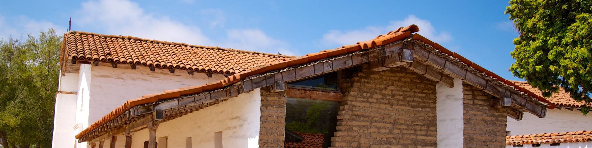 El Presidio de Santa Barbara State Historic Park mettant en vedette église ou cathédrale et patrimoine historique