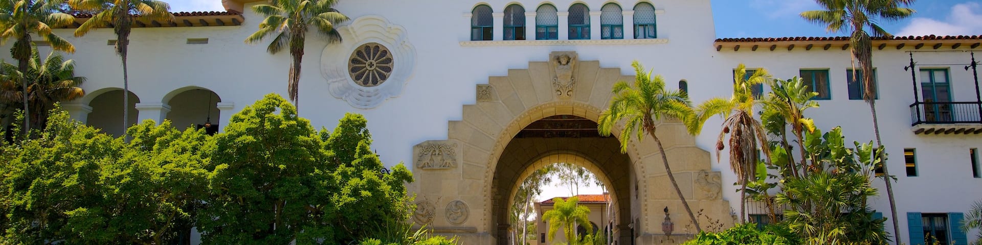 Santa Barbara County Courthouse mettant en vedette un hĂŽtel ou un complexe de luxe et architecture patrimoniale