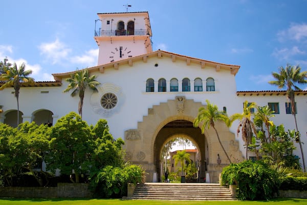 Santa Barbara County Courthouse mit einem Luxushotel oder Resort und historische Architektur