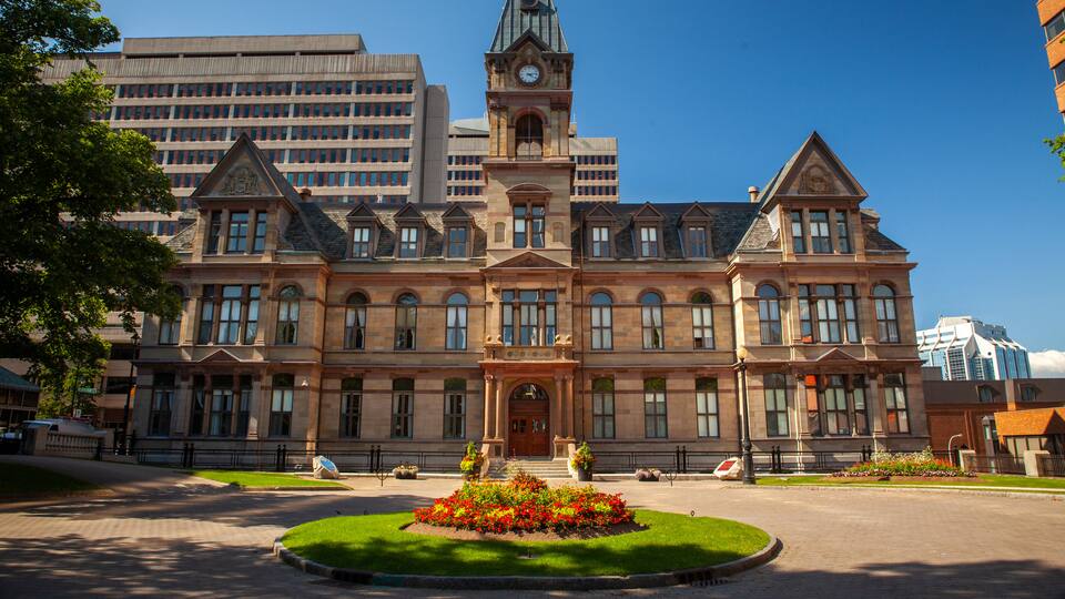 Halifax ofreciendo un edificio administrativo y arquitectura patrimonial