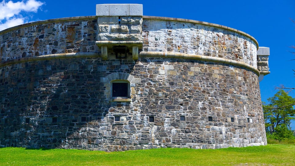 Point Pleasant Park ofreciendo artículos militares y elementos del patrimonio
