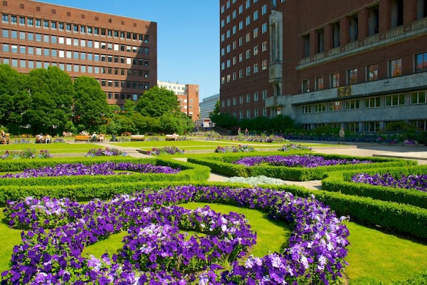 Rathaus von Oslo welches beinhaltet Verwaltungsgebäude, Park und Blumen