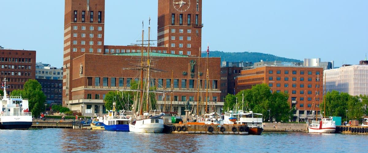 Oslo-rådhuset som omfatter en bugt eller havn, en administrativ bygning og en by