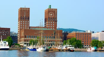 Hôtel de ville d\'Oslo qui includes ville, baie ou port et bâtiment public