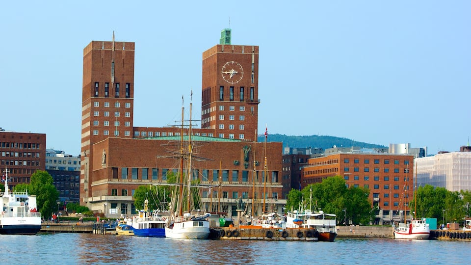 Ayuntamiento de Oslo mostrando una ciudad, una bahía o un puerto y un edificio administrativo