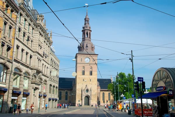 Cathédrale d\'Oslo mettant en vedette église ou cathédrale, ville et patrimoine architectural