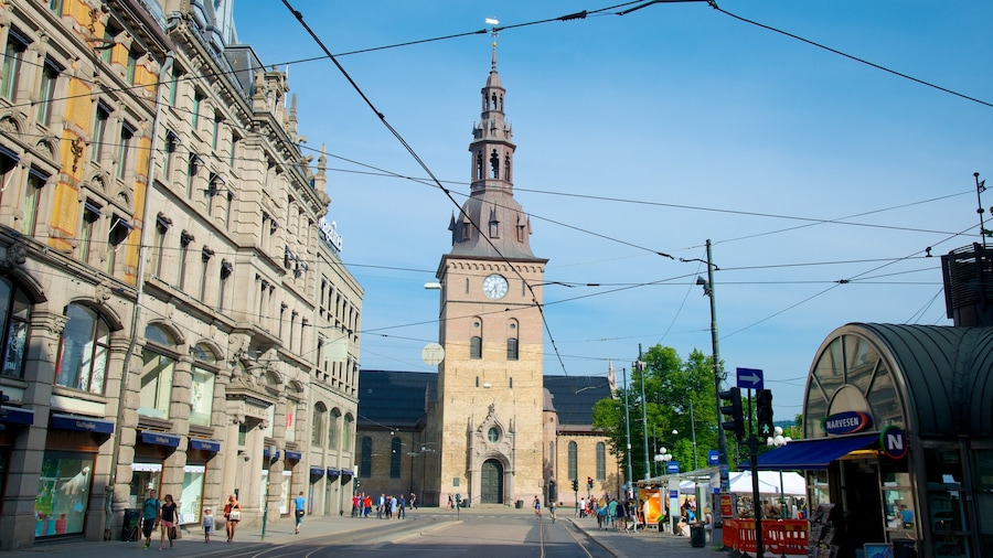 Nhà thờ Oslo có tính năng kiến trúc di sản, cảnh đường phố và thành phố