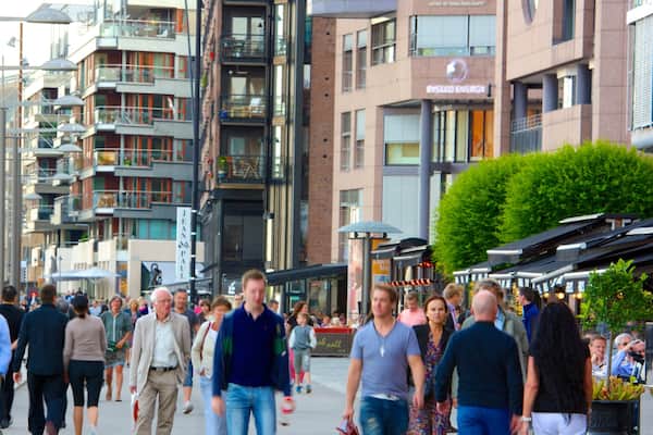 Aker Brygge mit einem Straßenszenen und Stadt sowie große Menschengruppe