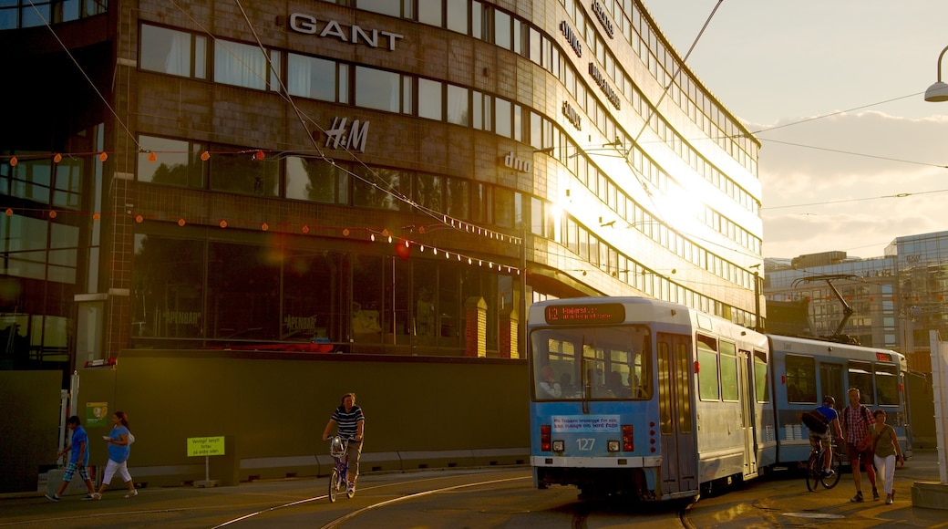 Aker brygge som viser gatescener, jernbaneelementer og moderne arkitektur