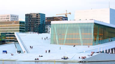 Oslos operahus som inkluderar en stad, teaterscener och modern arkitektur