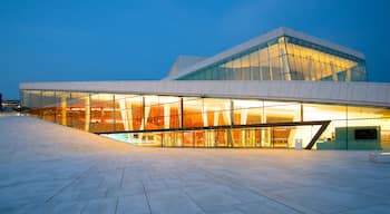 Opéra d\'Oslo mettant en vedette scènes de nuit, architecture moderne et scènes de théâtre