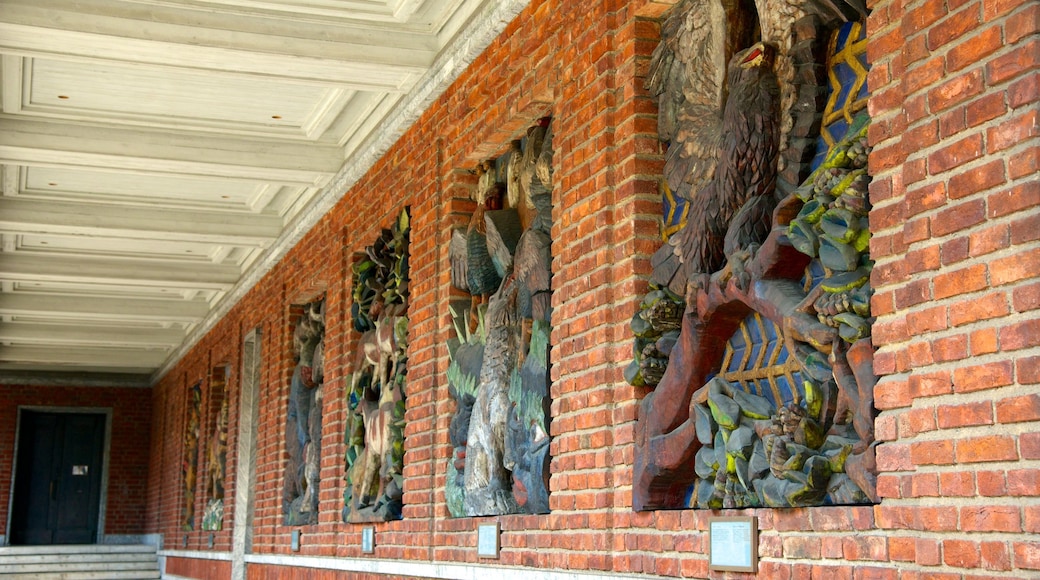 Stadhuis van Oslo bevat kunst in de open lucht en een overheidsgebouw