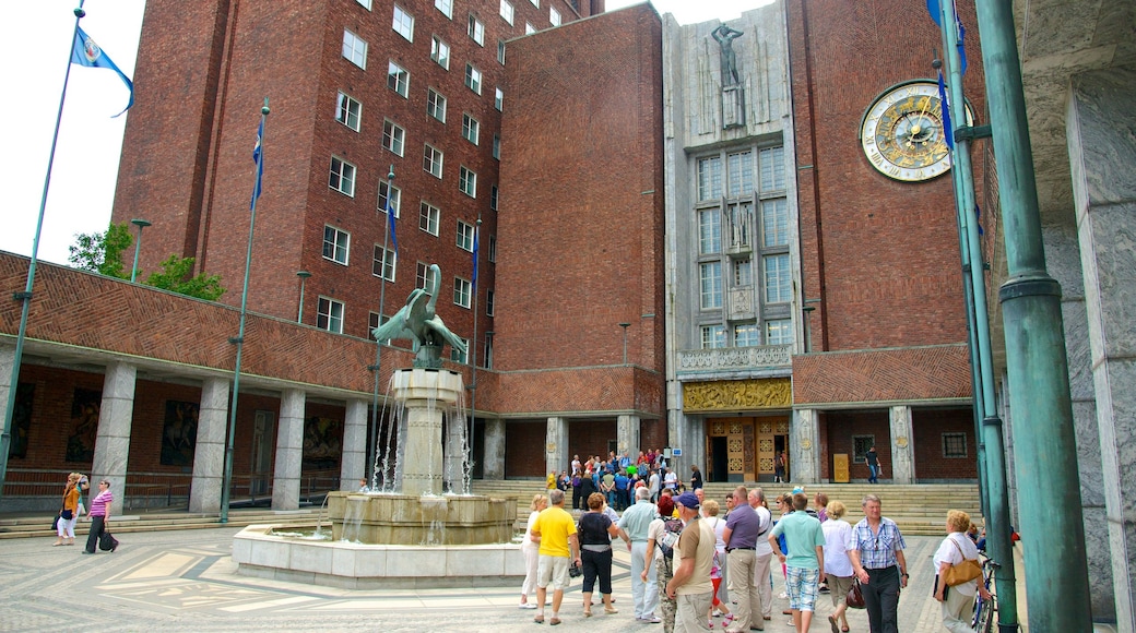 Ayuntamiento de Oslo mostrando un edificio administrativo, arquitectura patrimonial y una plaza