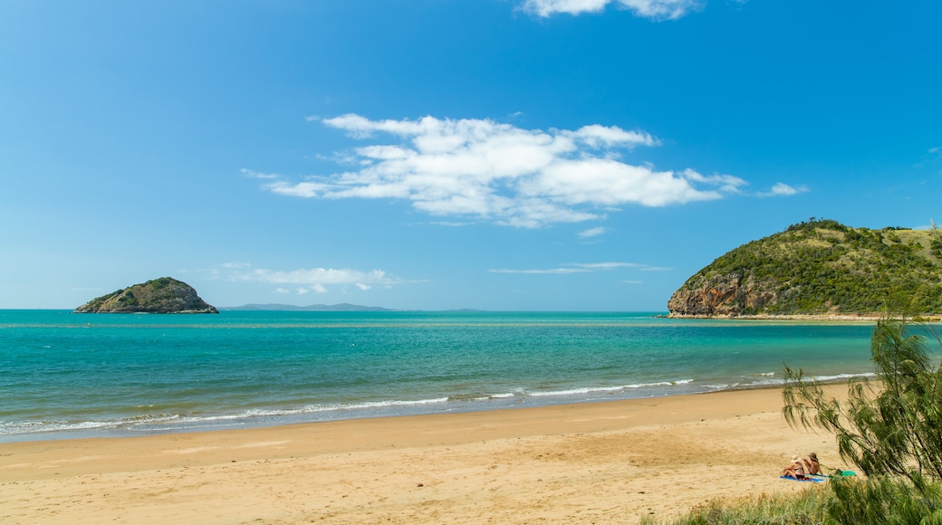 Kemp Beach which includes general coastal views, island images and a beach