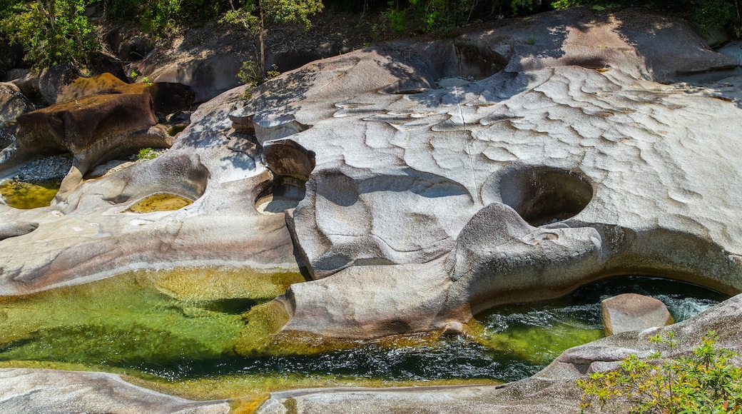 Babinda Boulders showing a river or creek