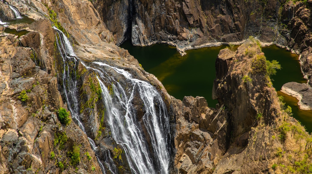 Barron Falls Lookout showing a waterfall