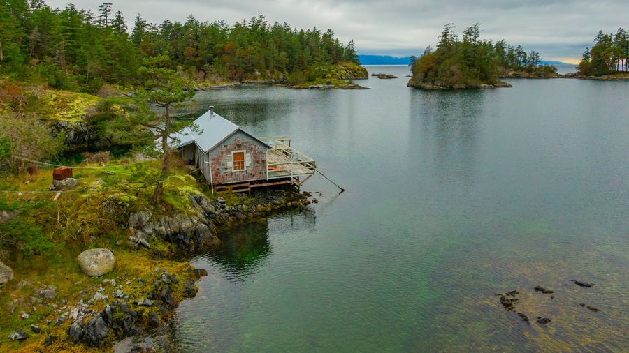 Smuggler Cove Marine Provincial Park showing a lake or waterhole