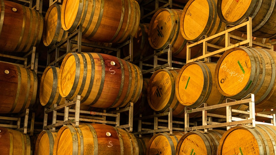 Tantalus Vineyards showing interior views