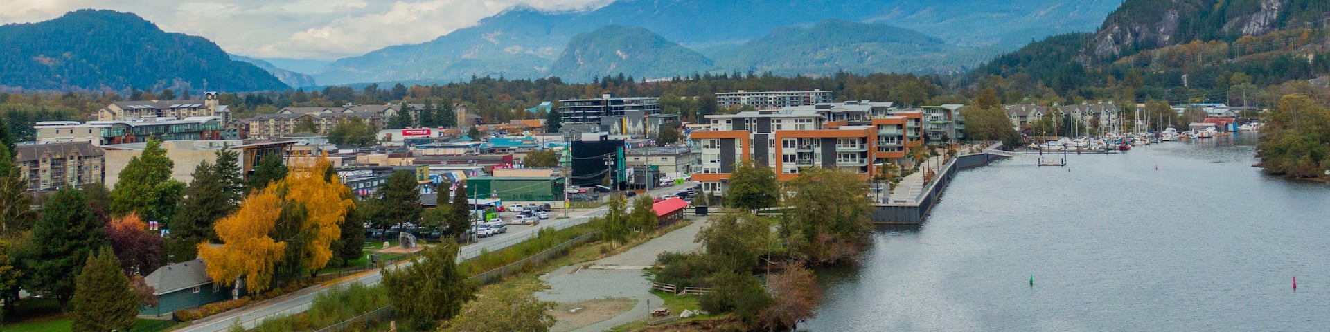 Squamish showing a small town or village, landscape views and a lake or waterhole