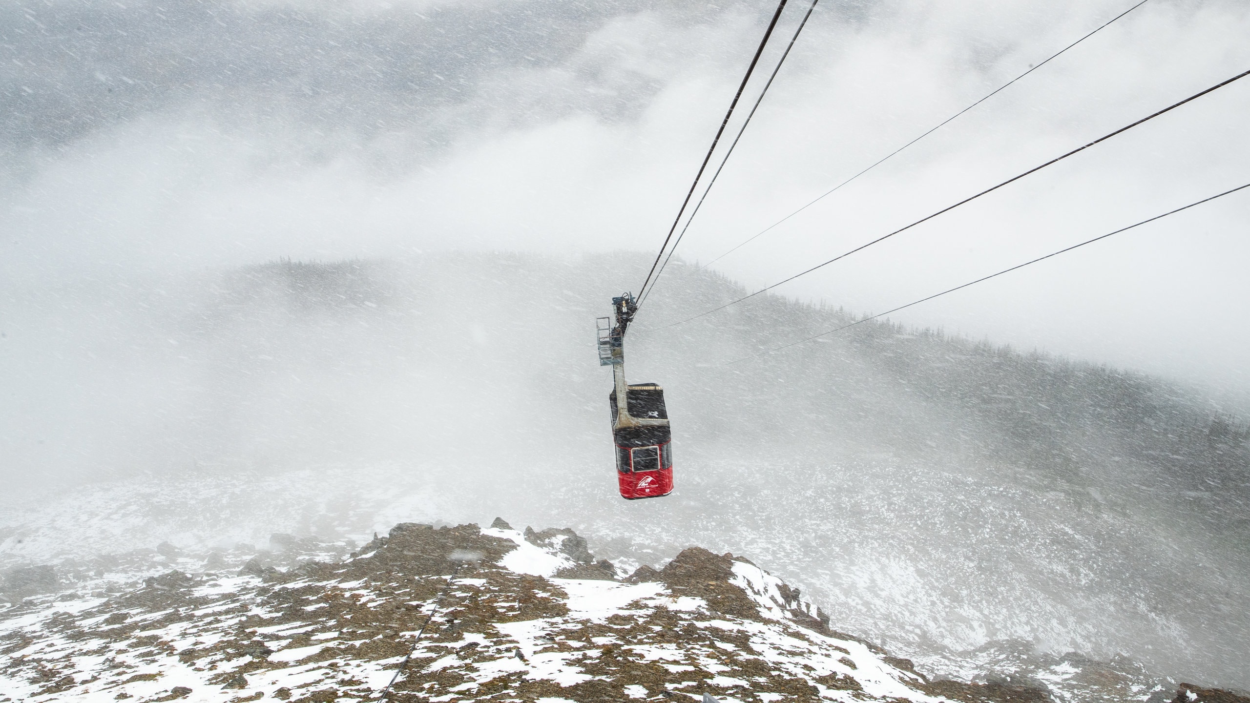 Jasper SkyTram which includes snow, mist or fog and a gondola