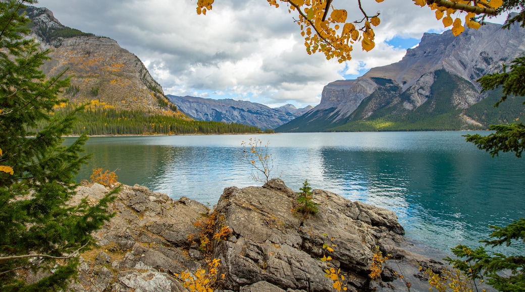 Lake Minnewanka showing mountains and a lake or waterhole