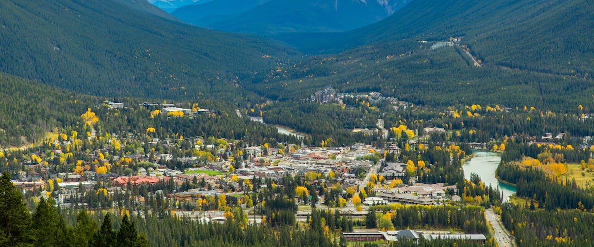 Banff which includes mountains, landscape views and a small town or village