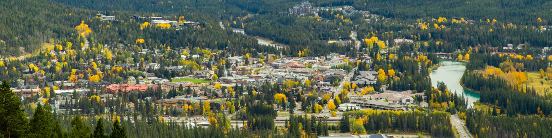 Banff which includes mountains, landscape views and a small town or village