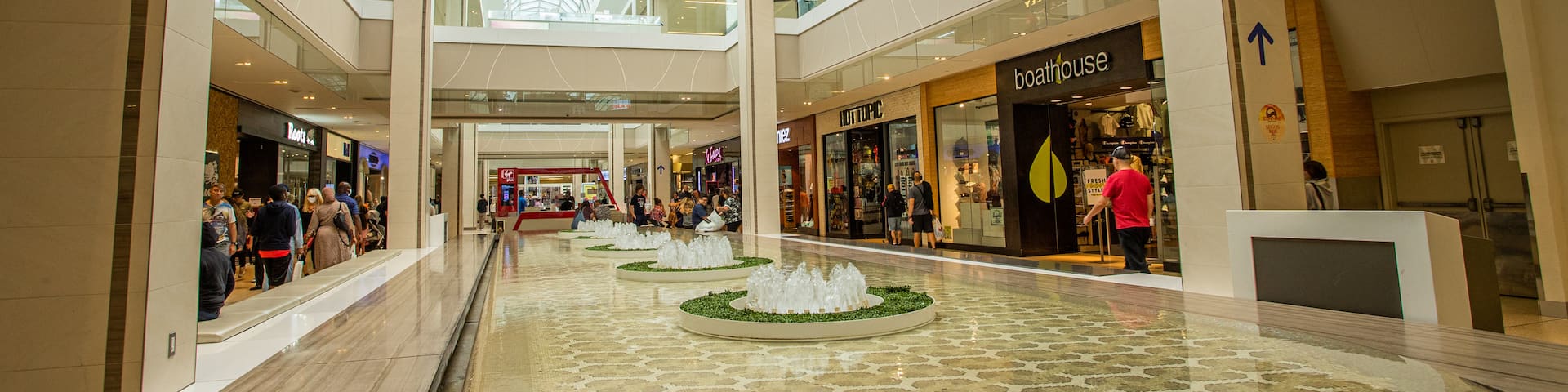 West Edmonton Mall showing a fountain, shopping and interior views