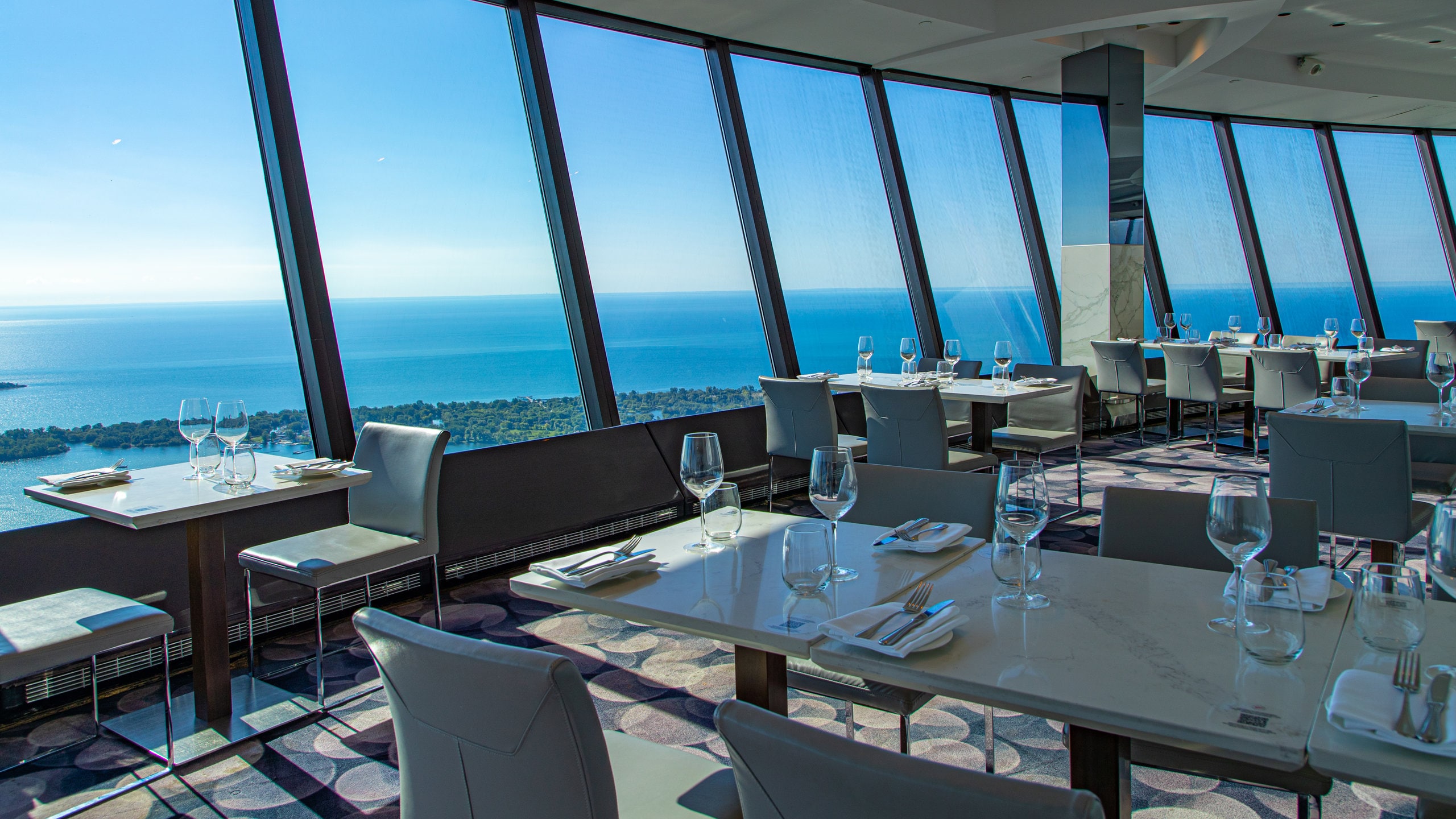 CN Tower showing interior views, views and dining out