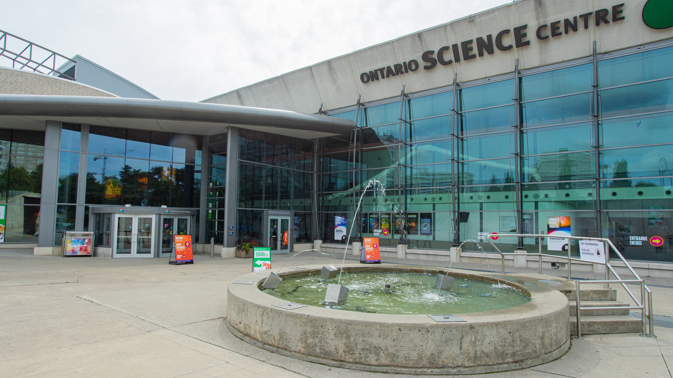 Ontario Science Centre which includes a fountain and signage