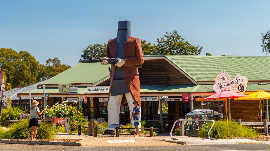 Glenrowan showing a small town or village and a monument
