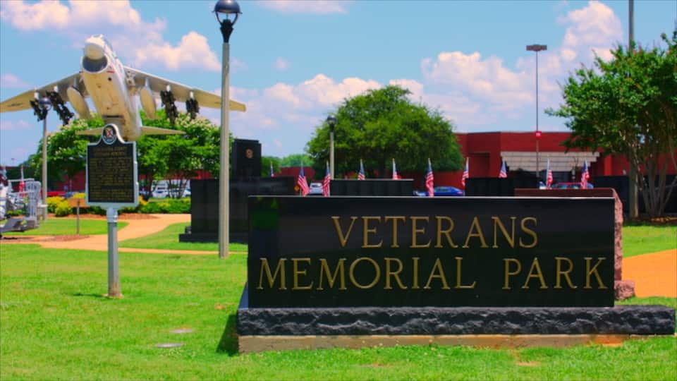 Tuscaloosa ofreciendo señalización y un monumento